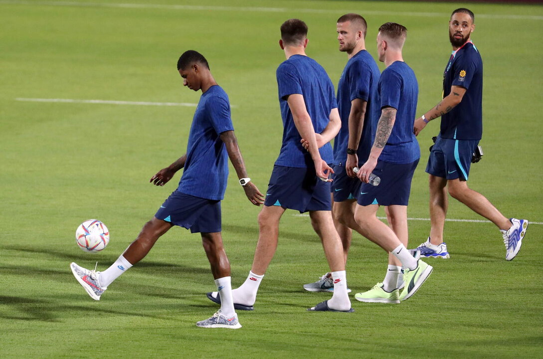 Marcus Rashford (izq), junto a sus compañeros, durante un entrenamiento de Inglaterra. EFE/EPA/ABEDIN TAHERKENAREH