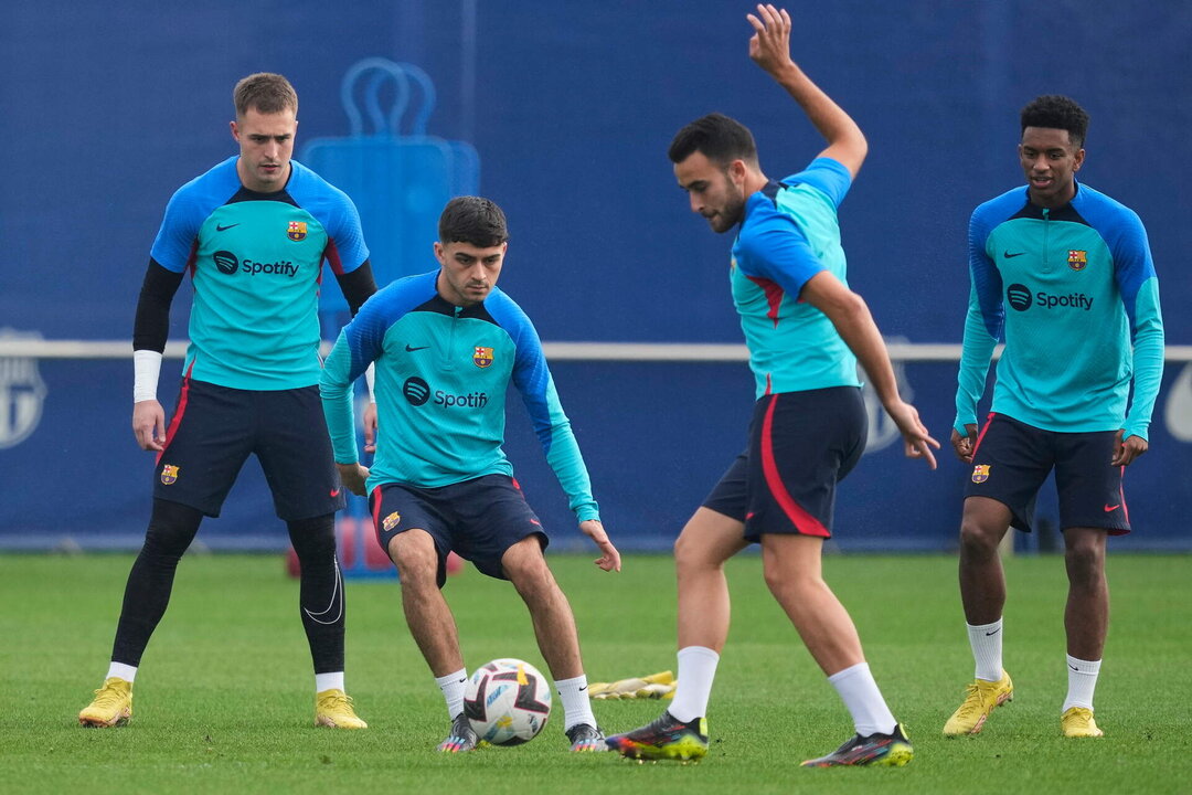 Los jugadores del FC Barcelona, Pedri, Ferran Torres y Alejandro Balde en la ciudad deportiva Joan Gamper. EFE/Alejandro Garcia/Archivo