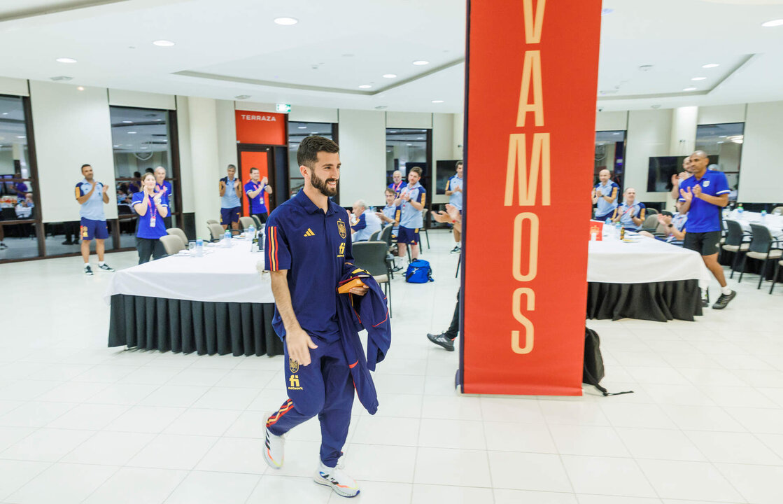 El lateral izquierdo del Valencia José Luis Gayá (c) se despide de sus compañeros después de hacerse oficial su baja con la selección española para el Mundial de Qatar 2022, tras sufrir un esguince de tobillo en Amán, en el entrenamiento previo al amistoso que España jugó ayer jueves contra Jordania. EFE/Pablo García/RFEF