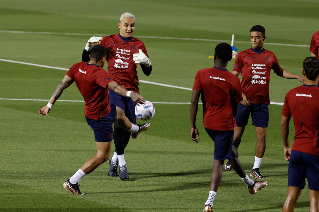 El portero costarricense Keylor Navas (2i) lucha por el balón con un compañero dirige un entrenamiento de la selección nacional en el Al Ahli Sports Club, en Doha (Catar), este sábado, mientras preparan su participación en el Mundial FIFA Qatar 2022 que se disputará en el país árabe del 20 de noviembre al 18 de diciembre. EFE/J.J. Guillén