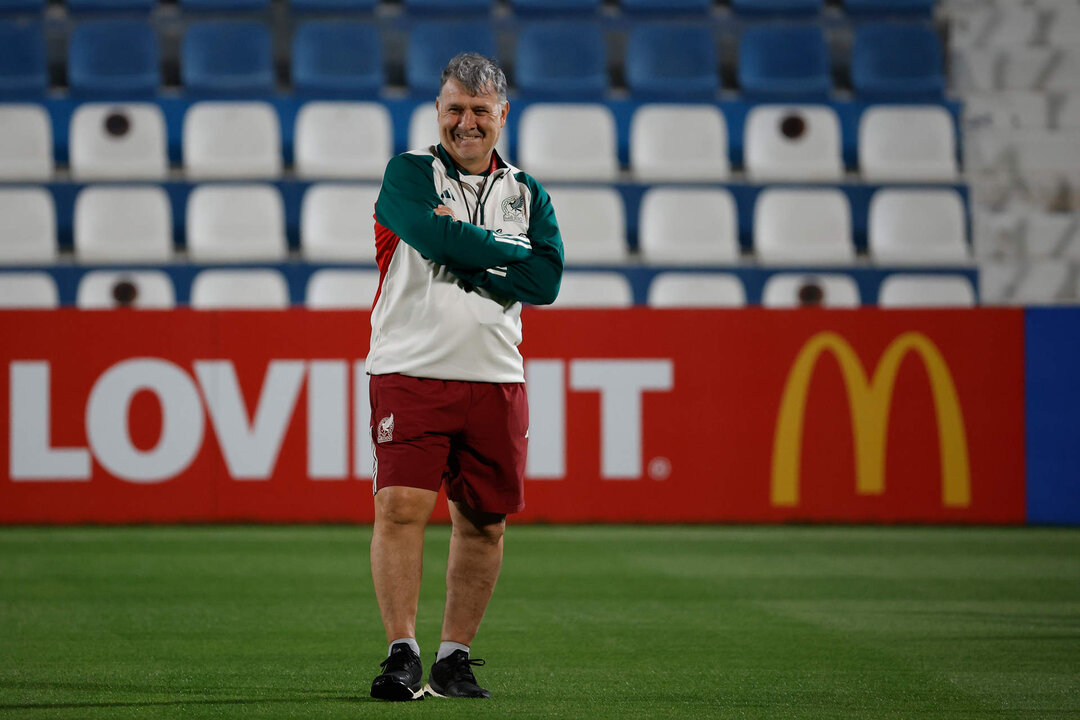 <p>El entrenador de México, el argentino Gerardo 'Tata' Martino, dirige una sesión de entrenamiento en el estadio Al Khor de Doha (Catar), este sábado, víspera del inicio del Mundial de la FIFA 2022. EFE/ José Méndez</p>