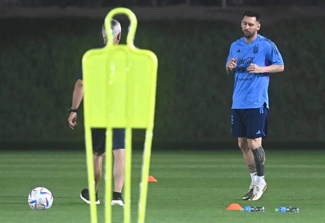 <p>Lionel Messi durante una sesión de formación en Doha, Qatar, 19 noviembre 2022. El FIFA en Qatar (Mundial de Fútbol, Catar) EFE/EPA/NEIL SALA</p>