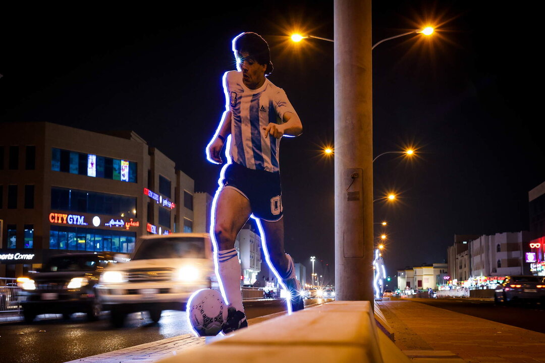 <p>Una posición enorme-arriba muestra describir Diego Armando de Argentina Maradona en una calle en Al Wakra, Doha, Qatar, 19 noviembre 2022. EFE/EPA/JOSE SENA GOULAO</p>