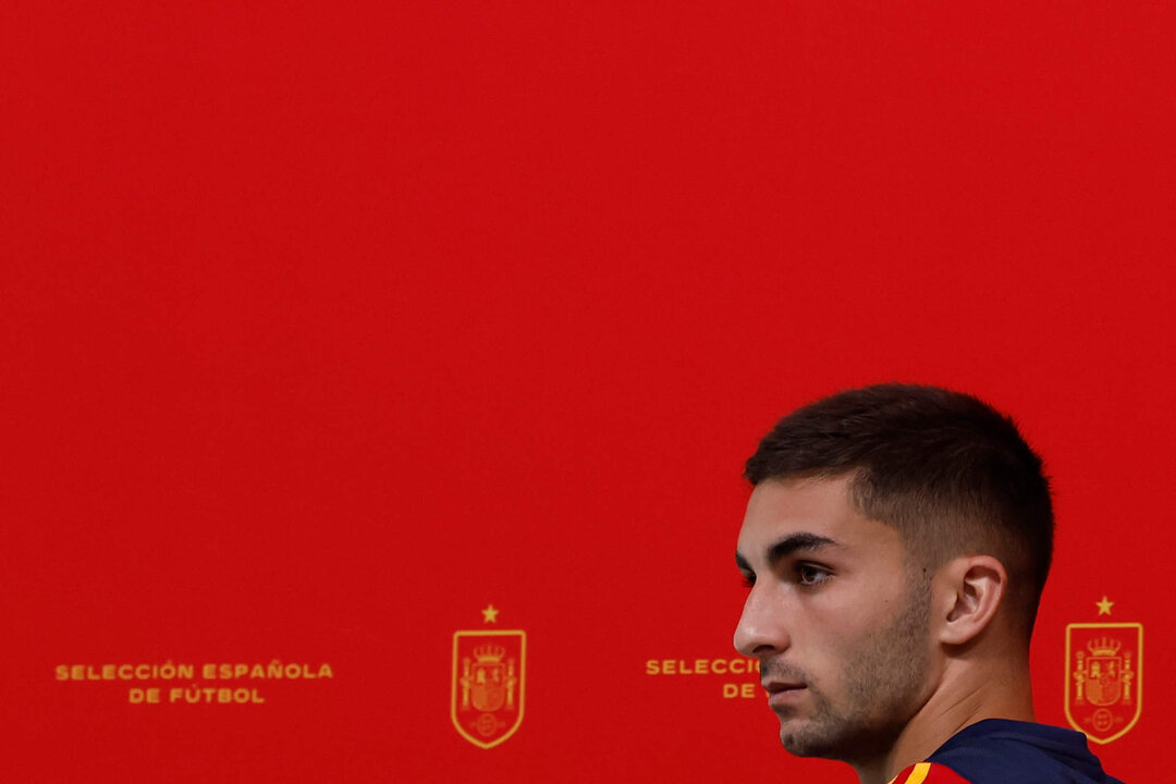 <p>El futbolista de la selección española Ferrán Torres durante la rueda de prensa ofrecida en el Campo Base de la Universidad de Catar. EFE/ Juanjo Martín</p>