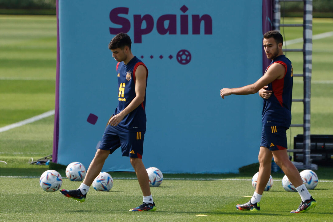 <p>Los jugadores de la selección española de fútbol Pedri y Eric García (d) durante el entrenamiento celebrado este sábado en la Universidad de Catar, campo base del combinado español en Doha, Catar. EFE/JuanJo Martín</p>