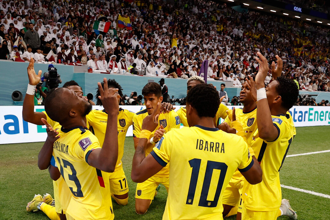 <p>Jugadores de Ecuador celebran un gol de Énner Valencia hoy, en un partido de la fase de grupos del Mundial de Fútbol Qatar 2022 entre Catar y Ecuador en el estadio Al Bait en Al Khor (Catar). EFE/ Alberto Estevez</p>