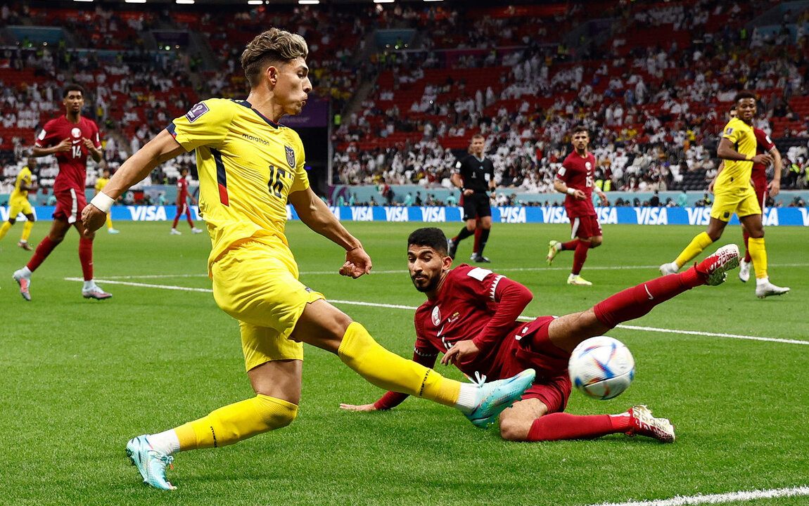 <p>Mohammed Waad (abajo) de Catar disputa un balón con Jeremy Sarmiento de Ecuador hoy, en un partido de la fase de grupos del Mundial de Fútbol 2022 entre Catar y Ecuador en el estadio Al Bait en Al Khor (Catar). EFE/ Rodrigo Jiménez</p>