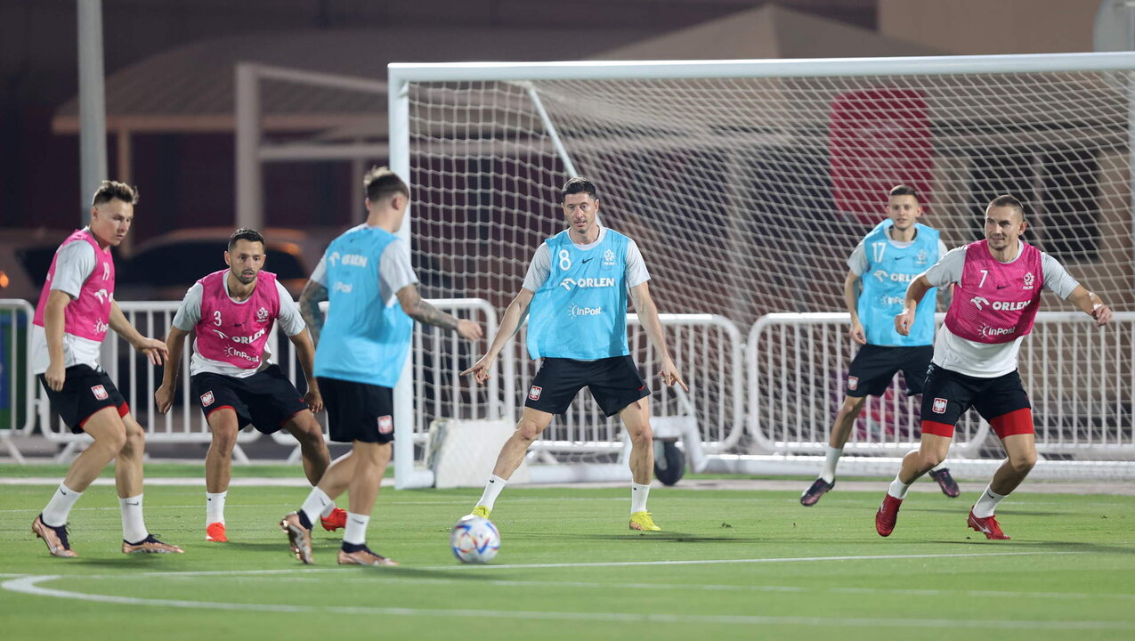 <p>El internacional polaco Robert Lewandowski durante una entrenamiento en Doha.EFE/EPA/TOLGA BOZOGLU</p>