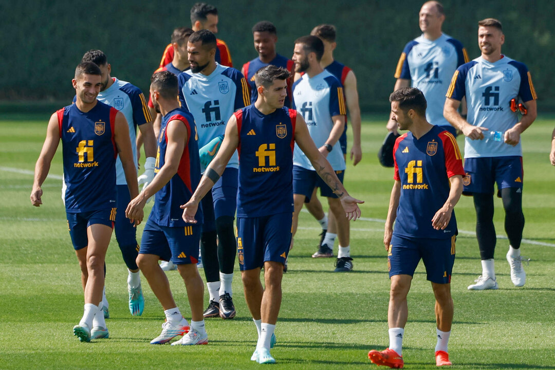 <p>Los jugadores de la selección española de fútbol Álvaro Morata y Pablo Sarabia durante el entrenamiento celebrado este lunes en la Universidad de Catar, campo base del combinado español en Doha, Catar. EFE/JuanJo Martín</p>