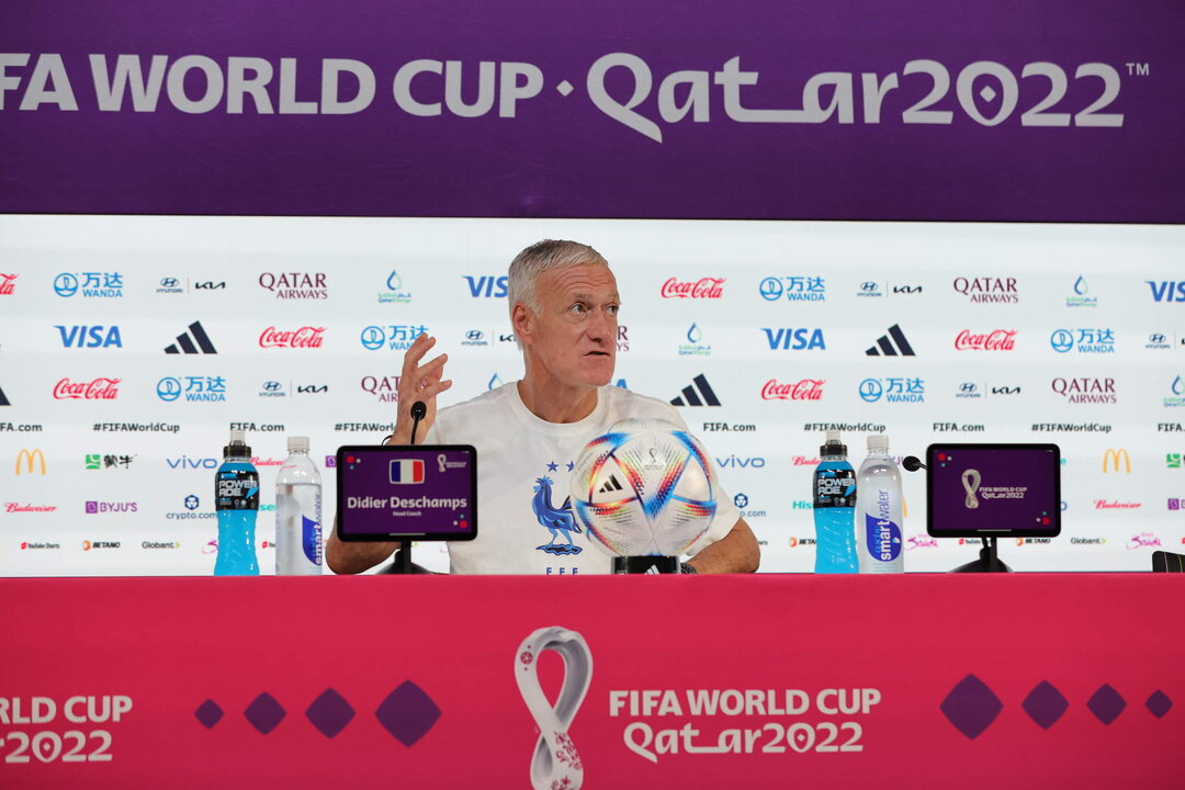 <p>El seleccionador francés Didier Deschamps durante la rueda de prensa este lunes en Doha. EFE/EPA/ABIR SULTAN</p>