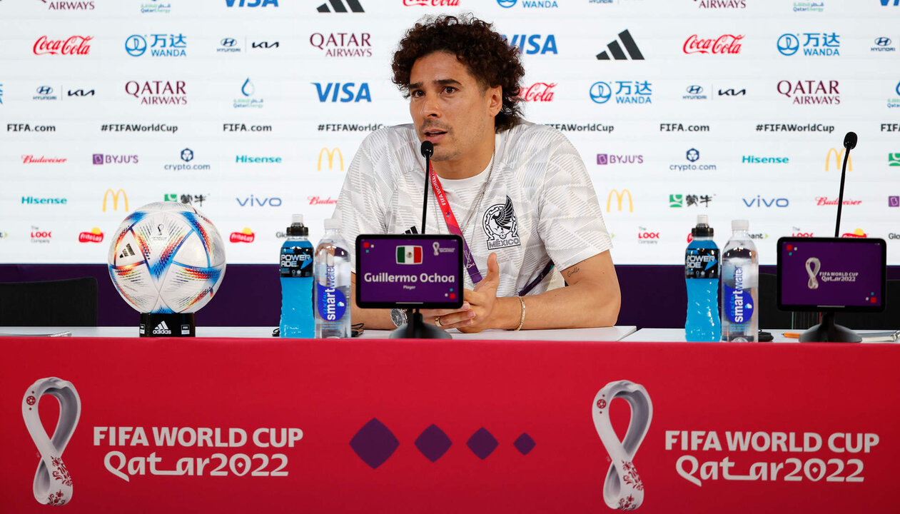 <p>El portero de la selección mexicana de fútbol Guillermo Ochoa durante la rueda de prensa ofrecida este lunes en Doha. EFE/José Méndez</p>