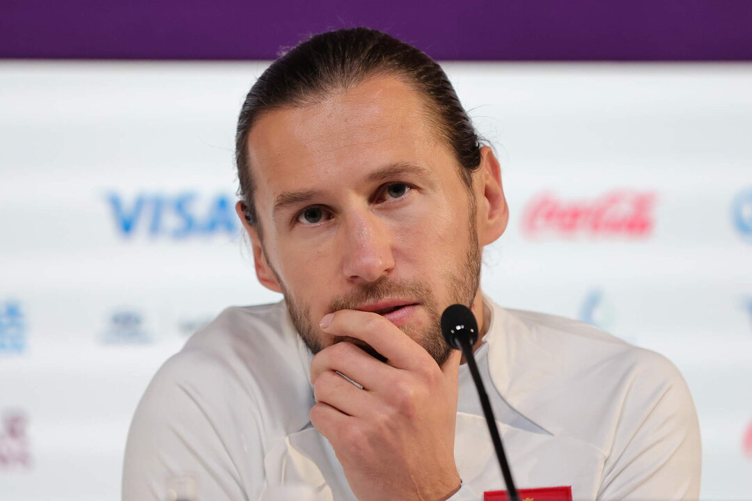 <p>El centrocampista polaco Grzegorz Krychowiak durante la rueda de prensa de hoy en Doha. Polonia jugará este martes ante México el primer partido del grupo. EFE/EPA/ABIR SULTAN</p>