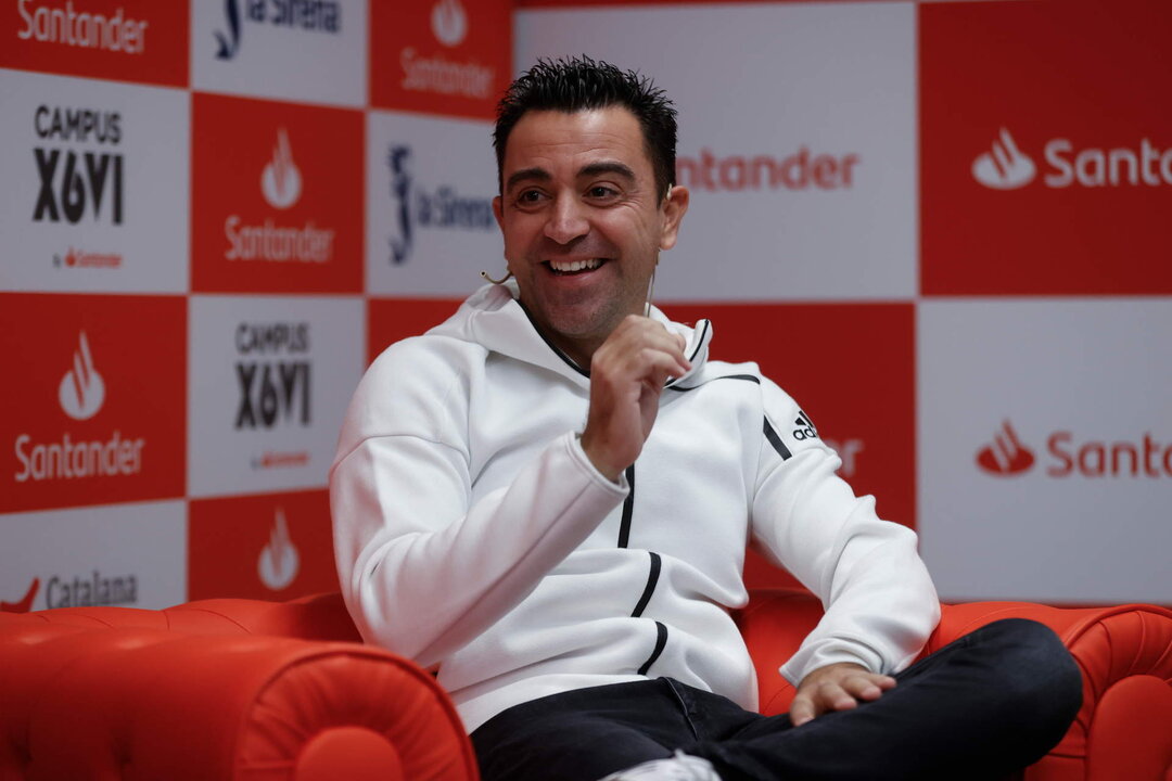 <p>El entrenador del F.C Barcelona, Xavi Hernández, durante una charla organizada por el Banco Santander hoy en Barcelona, en la que augura que la selección española completará "un muy buen Mundial" en Qatar, donde considera que Brasil y Argentina "están un peldaño por encima" de sus rivales. EFE/Toni Albir</p>