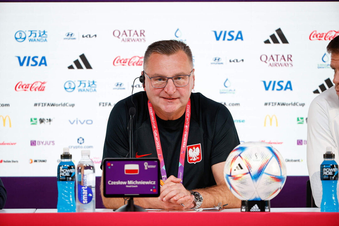 <p>El seleccionador polaco Czeslaw Michniewicz compareció en rueda de prensa antes de su partido de debut en Qatar 2022 frente a México de este martes.EFE/José Méndez</p>