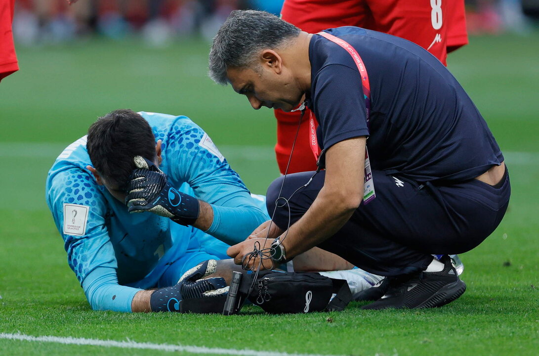 <p>Alireza Beyranvand, portero de la selección iraní, es atendido tras un fortísimo golpe con un compañero que le impactó de lleno en el rostro, en el partido ante Inglaterra, de la Copa del Mundo Qatar 2020. EFE/EPA/Ronald Wittek</p>