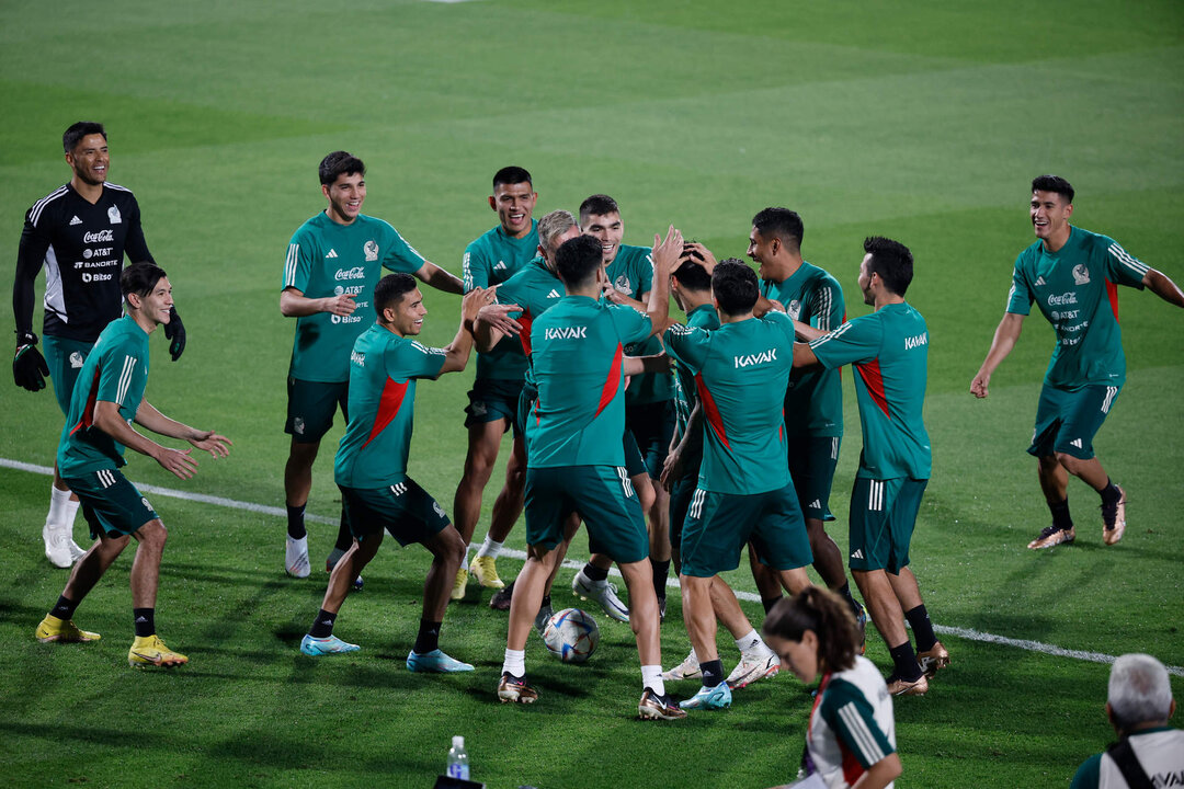 <p>Los jugadores de México participan en una sesión de entrenamiento en el estadio Al Khor de Doha (Catar), este sábado, víspera del inicio del Mundial de la FIFA 2022. EFE/ José Méndez</p>