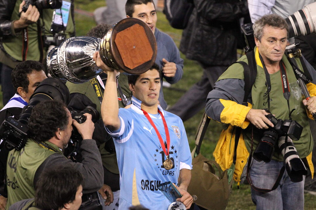 <p>El jugador de la selección de fútbol de Uruguay Luis Suárez alza la Copa América 2011. EFE/Bernardino Ávila</p>