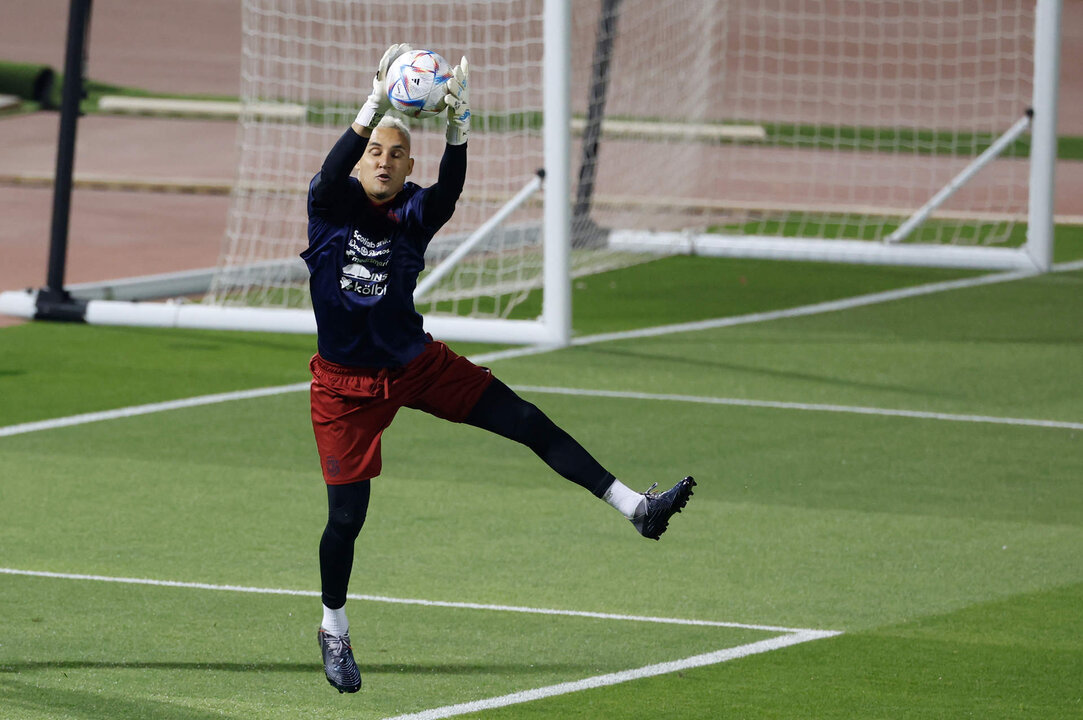 <p>DOHA (CATAR), El portero de la selección de Costa Rica, Keylor Navas, durante un entrenamiento en Doha (Catar). Costa Rica se enfrentará a España en su primer partido del Mundial de Qatar 2022 el próximo miércoles. EFE/ J. J. Guillén</p>