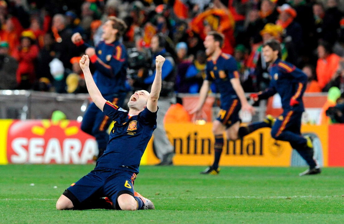 <p>Foto de archivo de Andrés Iniesta celebrando la victoria por 1-0 contra Holanda en la final del Mundial de Fútbol de Sudáfrica 2010. EFE/GERRY PENNY</p>