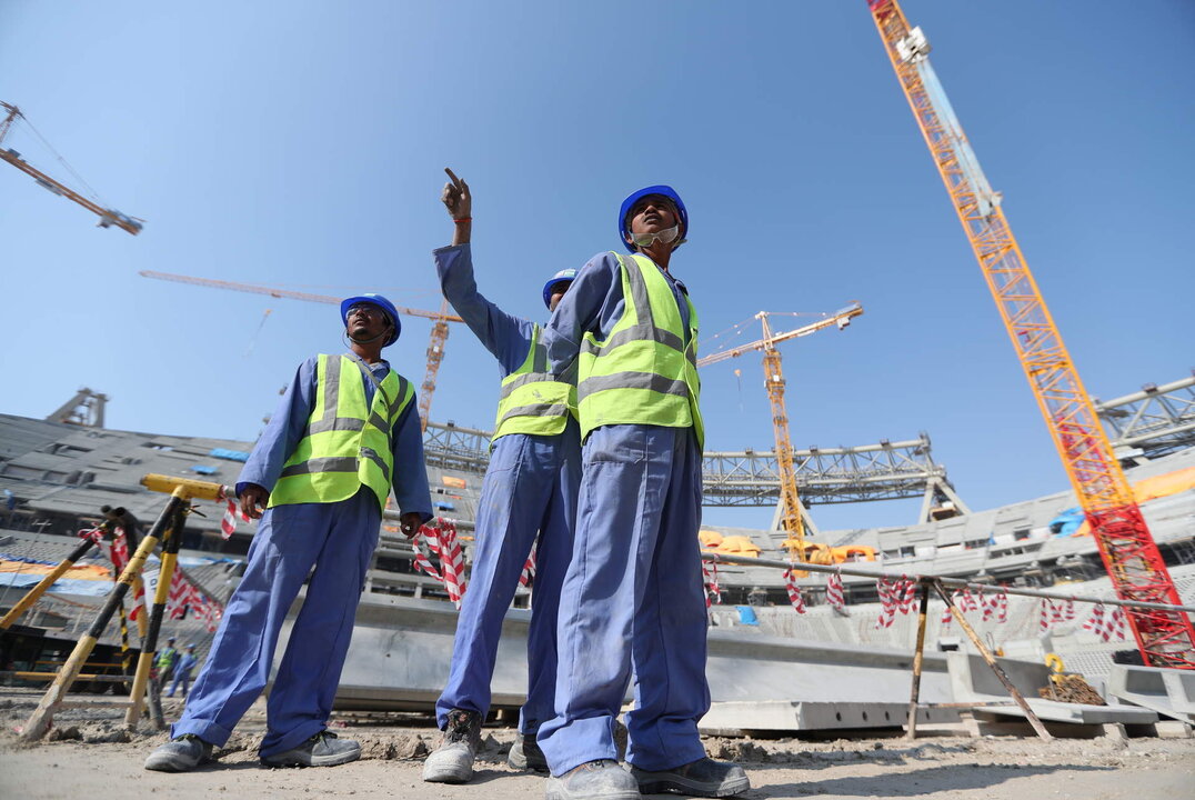 <p>Trabajadores durante la construcción del Estadio Lusail en Doha el 20 de diciembre de 2019. EFE/EPA/ALI HAIDER</p>