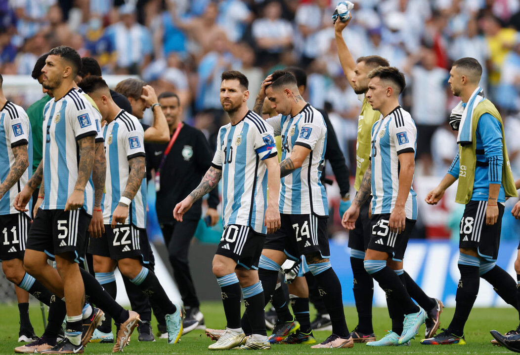 <p>Lionel Messi de Argentina y sus compañeros salen del campo, al final de un partido de la fase de grupos del Mundial de Fútbol Qatar 2022 entre Argentina y Arabia Saudita en el estadio de Lusail  (Catar). EFE/ Juan Ignacio Roncoroni</p>