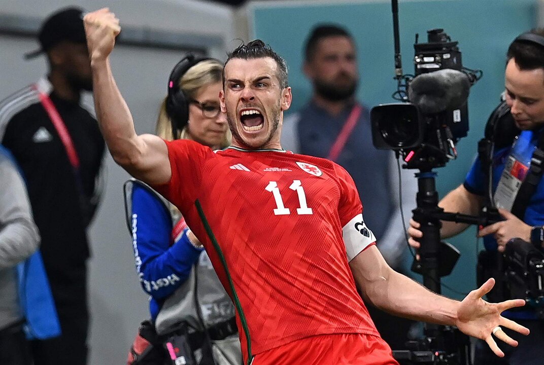 Gareth Bale celebra después de anotar el 1-1 de penalti durante el partido del grupo B del Mundial de Qatar 2022 entre Estados Unidos y Gales en el estadio Ahmad bin Ali de Doha. EFE/EPA/Neil Hall