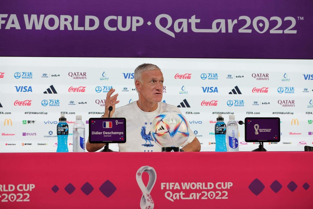 El seleccionador francés Didier Deschamps durante la rueda de prensa este lunes en Doha. EFE/EPA/ABIR SULTAN