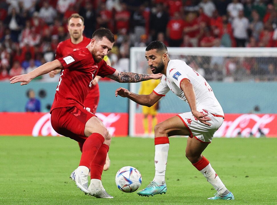 Pierre-Emile Hojbjerg (L) de Dinamarca en acción en contra Ali Abdi (R) de Túnez durante el partido del grupo D partido de fútbol entre Dinamarca y Túnez en Estadio de Ciudad de la Educación en Doha. EFE/EPA/Abedin Taherkenareh