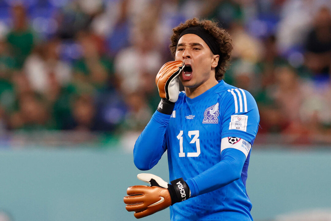 Guillermo Ochoa de México reacciona en un partido de la fase de grupos del Mundial de Fútbol Qatar 2022 entre México y Polonia en el Estadio 974 en Doha (Catar). EFE/ Esteban Biba