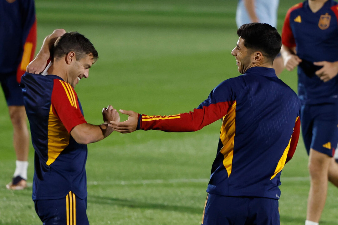 Los jugadores de la selección española César Azpilicueta (i) y Marco Asensio (d) participan en un entrenamiento este martes en Doha. España se enfrenta a Costa Rica mañana miércoles en su primer partido del Mundial de Qatar 2022. EFE/ Juanjo Martín