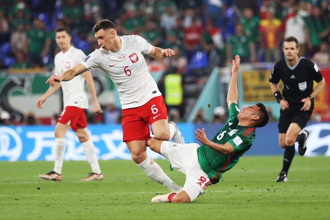 Carlos Rodriguez de México (R) en acción contra Krystian Bielik de Polonia durante el partido de fútbol entre México y Polonia en Estadio 947 en Doha, Qatar, 22 noviembre 2022.) EFE/EPA/Mohamed Messara