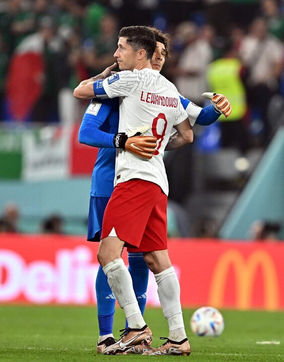 Portero Guillermo Ochoa de México (L) y Robert Lewandowski de Polonia (R) reacciona después del partido del grupo C. EFE/EPA/Noushad Thekkayil