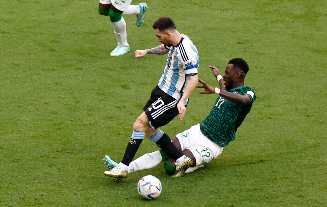 Lionel Messi de Argentina disputa un balón con Hassan Al-Tambakti de Arabia Saudí durante el partido que enfrentó a ambas selecciones este martes en el estadio de Lusail (Catar). EFE/ Alberto Estevez