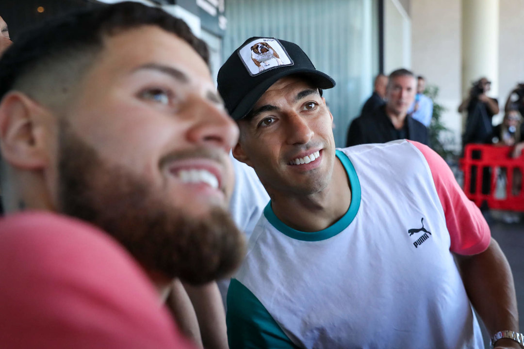 El jugador de la selección uruguaya de fútbol Luis Suárez se toma una fotografía con un fanático, en una fotografía de archivo. EFE/Raúl Martínez