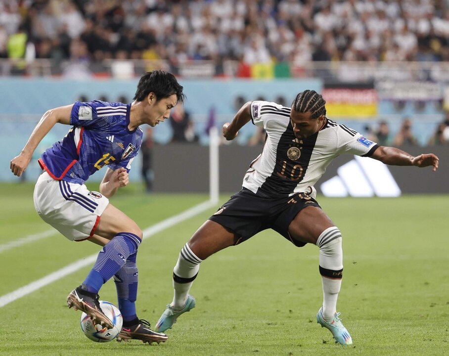 Doha (Qatar), 23/11/2022.- Serge Gnabry (R) of Germany in action against Daichi Kamada of Japan during the FIFA World Cup 2022 group E soccer match between Germany and Japan at Khalifa International Stadium in Doha, Qatar, 23 November 2022. (Mundial de Fútbol, Alemania, Japón, Catar) EFE/EPA/Ronald Wittek