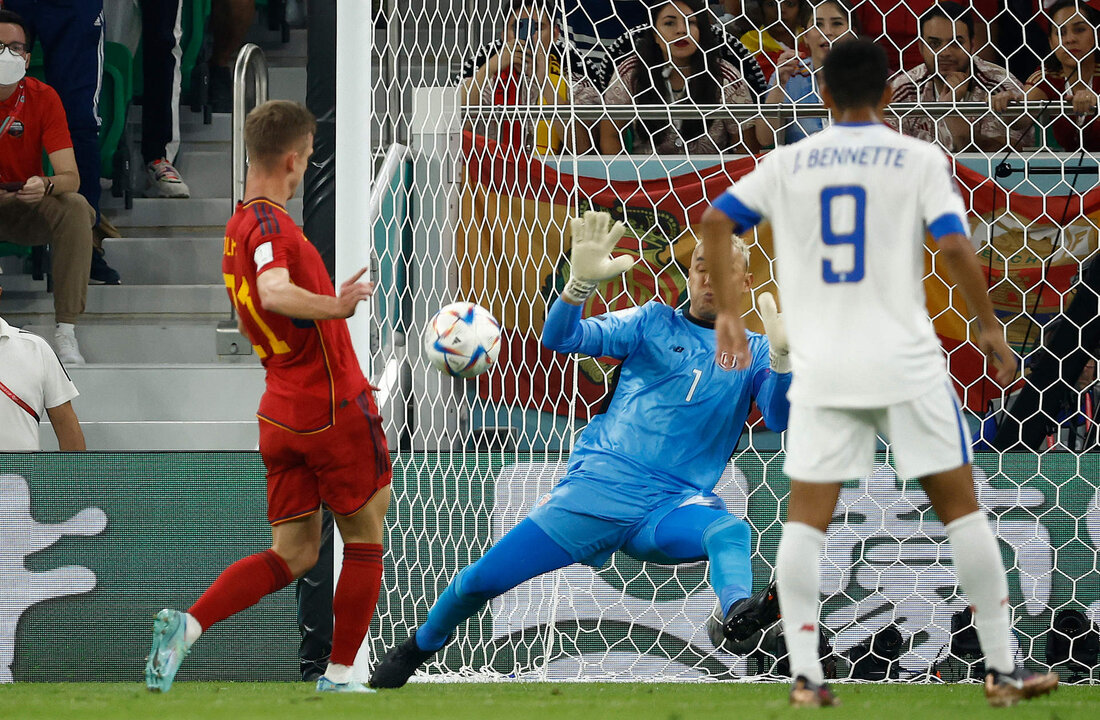 Dani Olmo de España patea para anotar su gol frente a Keylor Navas de Costa Rica, en un partido de la fase de grupos del Mundial de Fútbol Qatar 2022 entre España y Costa Rica en el estadio Al Zumama en Doha (Catar). EFE/José Méndez