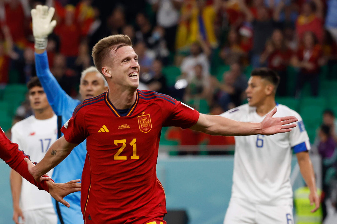 Dani Olmo de España celebra su gol, en un partido de la fase de grupos del Mundial de Fútbol Qatar 2022 entre España y Costa Rica en Doha (Catar). EFE/ JJ Guillén