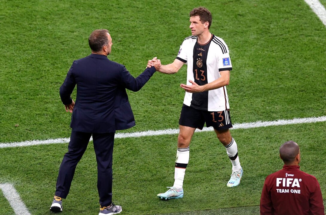 Doha (Qatar), 23/11/2022.- Head coach Hansi Flick (L) of Germany shakes hands with Thomas Mueller after taking him off during the FIFA World Cup 2022 group E soccer match between Germany and Japan at Khalifa International Stadium in Doha, Qatar, 23 November 2022. (Mundial de Fútbol, Alemania, Japón, Catar) EFE/EPA/Rungroj Yongrit