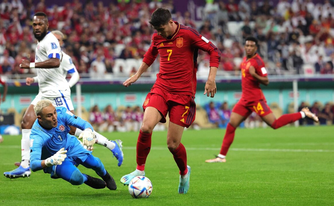 Alvaro Morata (C) de España en acción en contra portero Keylor Navas de Costa Rica durante el partido de fútbol entre España y Costa Rica en Al Thumama Estadio en Doha, Qatar, 23 noviembre 2022. (Mundial de Fútbol, España, Catar) EFE/EPA/Abir Sultan