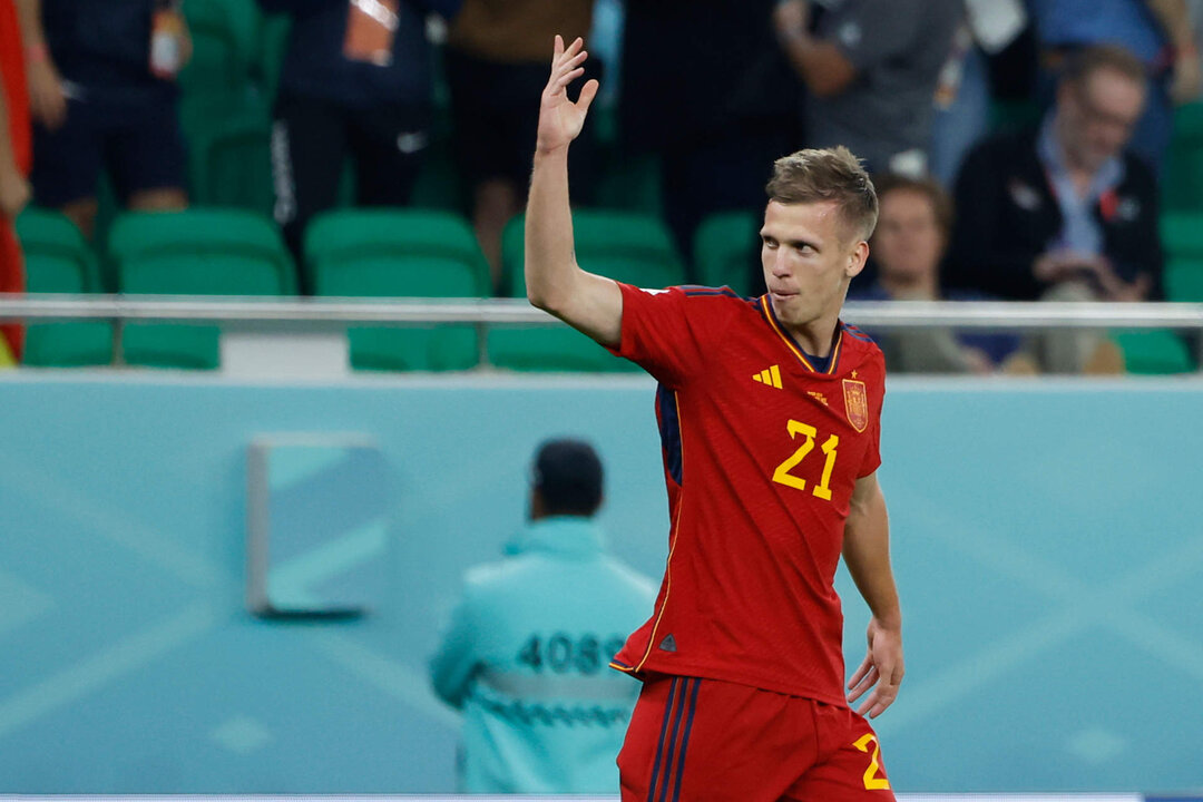 Dani Olmo de España celebra su gol hoy, en un partido de la fase de grupos del Mundial de Fútbol Qatar 2022 entre España y Costa Rica en Doha (Catar). EFE/Juanjo Martin