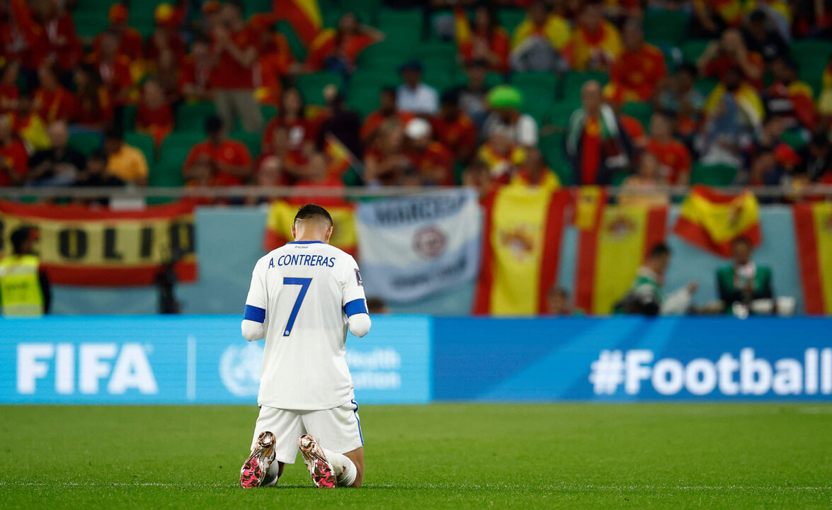 Anthony Contreras de Costa Rica reacciona hoy, en un partido de la fase de grupos del Mundial de Fútbol Qatar 2022 entre España y Costa Rica en el estadio Al Zumama en Doha (Catar). EFE/José Méndez