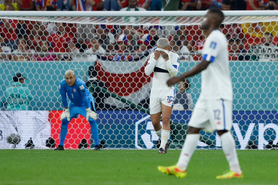 Carlos Martínez (C) de Costa Rica reacciona después del partido de fútbol de la Copa Mundial de la FIFA de la fase de grupos entre España y Costa Rica en el estadio al Zumama en Doha, Qatar, el 23 de noviembre de 2022. EFE/ Juanjo Martin