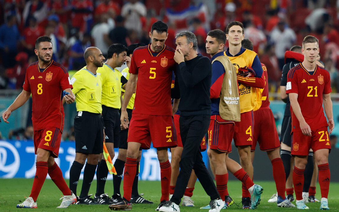 El seleccionador de España Luis Enrique (c) habla con Sergio Busquets hoy, en un partido de la fase de grupos del Mundial de Fútbol Qatar 2022 entre España y Costa Rica en Doha (Catar). EFE/Juanjo Martin