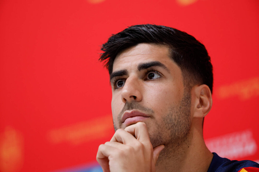 El delantero Marco Asensio durante la rueda de prensa tras el entrenamiento de la selección española en las instalaciones de la Universidad de Catar para preparar su partido ante Alemania el próximo correspondiente a la segunda jornada de la fase de grupos del Mundial de Qatar 2022. EFE/ JuanJo Martín