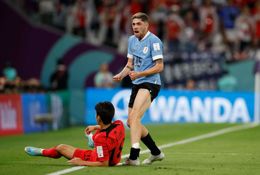 Federico Valverde de Uruguay reacciona frente a Lee Kang-in de Corea del Sur. EFE/Alberto Estevez