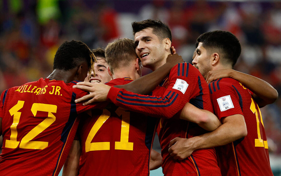 Álvaro Morata de España celebra un gol con sus compañeros, en un partido de la fase de grupos del Mundial de Fútbol Qatar 2022 entre España y Costa Rica en el estadio Al Zumama en Doha (Catar). EFE/José Méndez