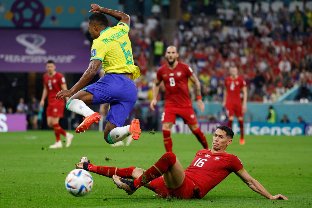 GR4161. LUSAIL (CATAR), 24/11/2022.- Alex Sandro (i) de Brasil disputa un balón con Sasa Lukic de Serbia  hoy, en un partido de la fase de grupos del Mundial de Fútbol Qatar 2022 entre Brasil y Serbia en el estadio Lusail en Lusail (Catar). EFE/ JJ Guillen