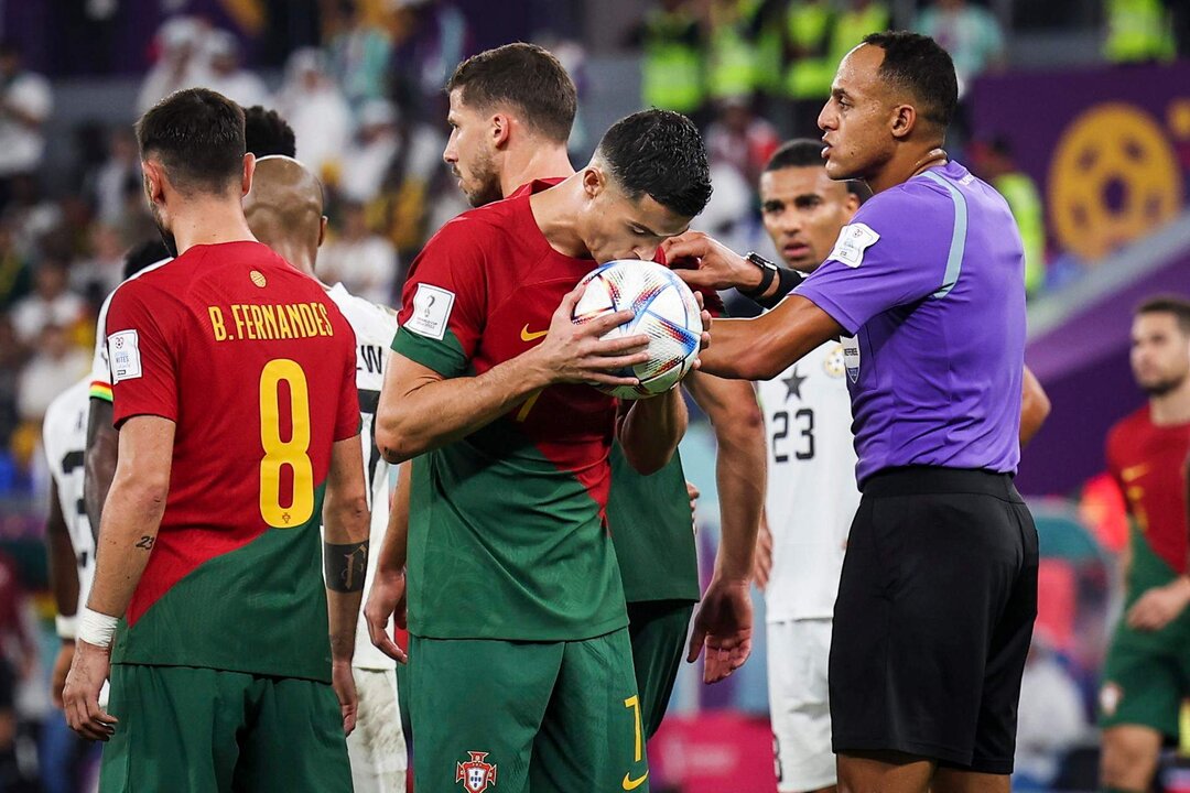 Doha (Qatar), 24/11/2022.- Cristiano Ronaldo (C) of Portugal prepares to take a penalty during the FIFA World Cup 2022 group H soccer match between Portugal and Ghana at Stadium 974 in Doha, Qatar, 24 November 2022. (Mundial de Fútbol, Catar) EFE/EPA/JOSE SENA GOULAO