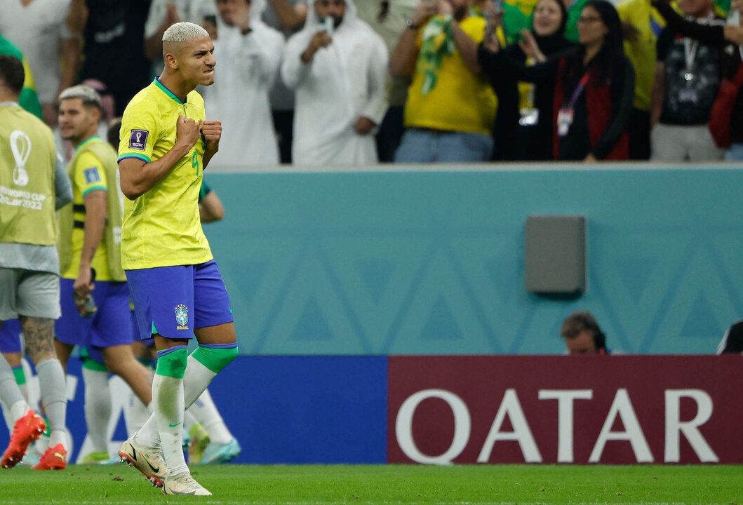 Richarlison de Brasil celebra un gol hoy, en un partido de la fase de grupos del Mundial de Fútbol Qatar 2022 entre Brasil y Serbia en el estadio Lusail en Lusail (Catar). EFE/Juanjo Martin