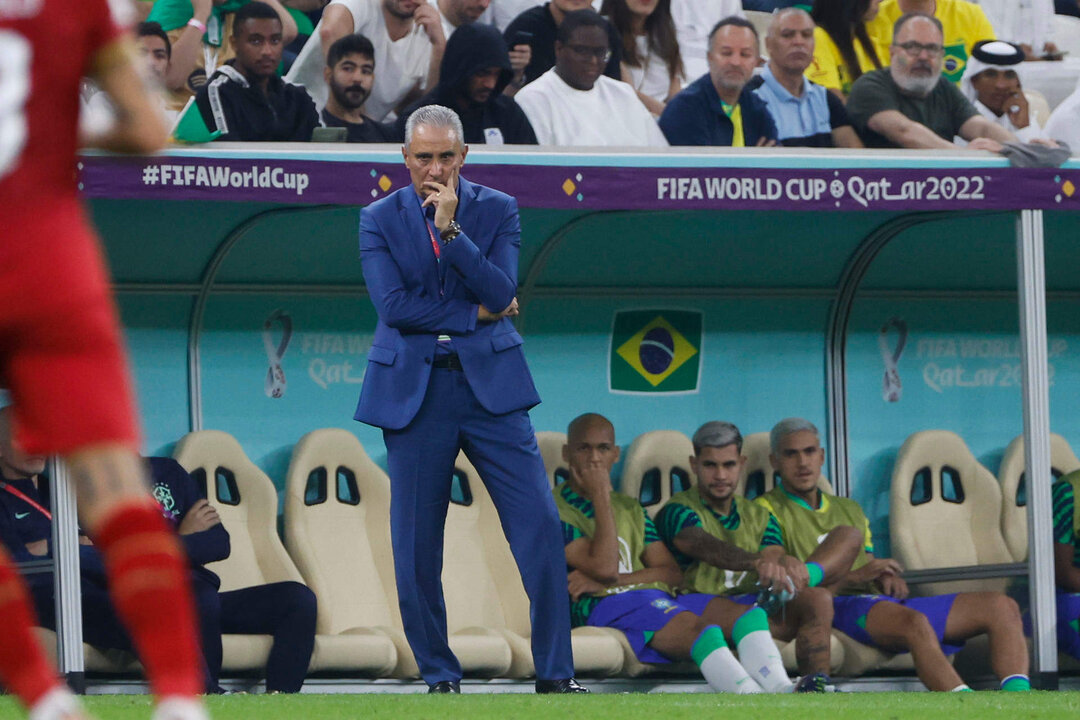 El seleccionador de Brasil Adenor Leonardo Bacchi ‘Tite’ hoy, en un partido de la fase de grupos del Mundial de Fútbol Qatar 2022 entre Brasil y Serbia en el estadio Lusail en Lusail (Catar). EFE/ Juan Ignacio Roncoroni